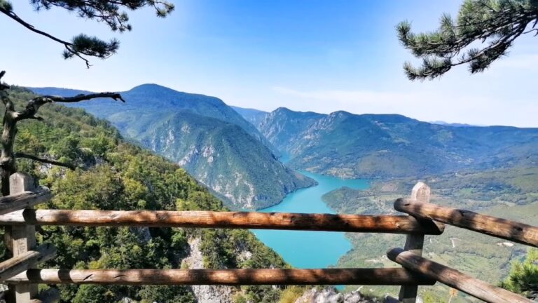 Pogled sa Banjske stene prema Drini i planinama Tare