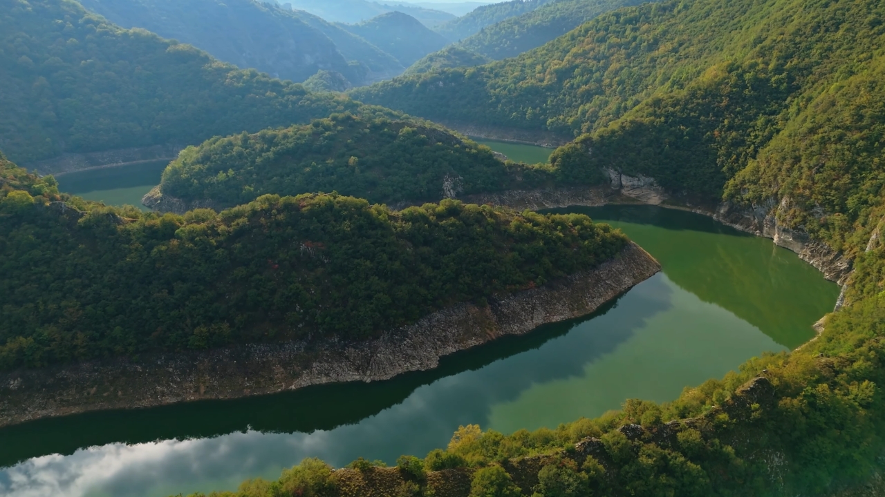 Pogled na meandre Uvca okružene šumom i strmim liticama
