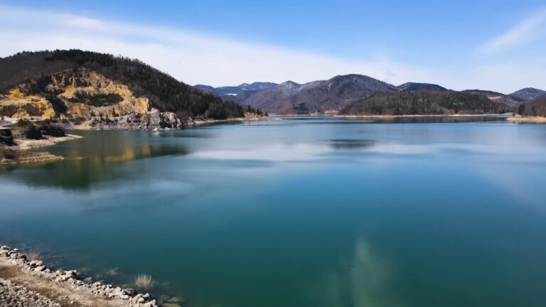 Pogled na mirno Jezero Zaovine okruženo planinama i šumom