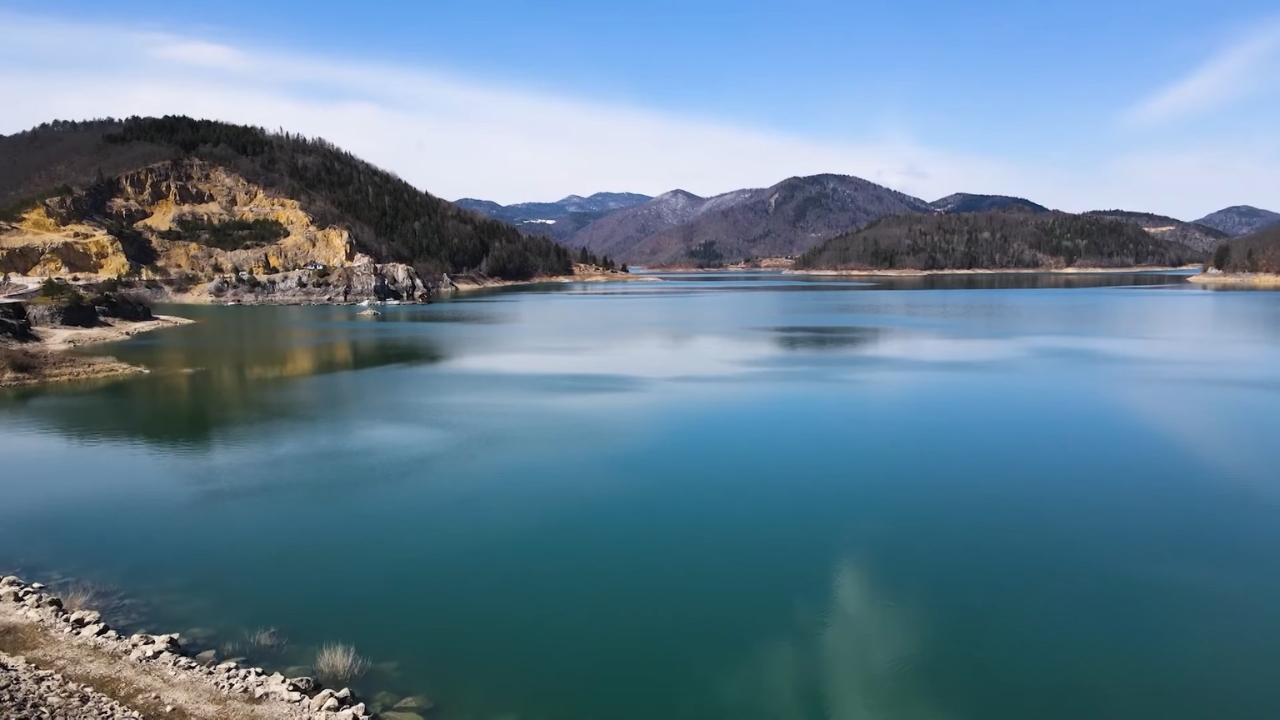 Pogled na mirno Jezero Zaovine okruženo planinama i šumom