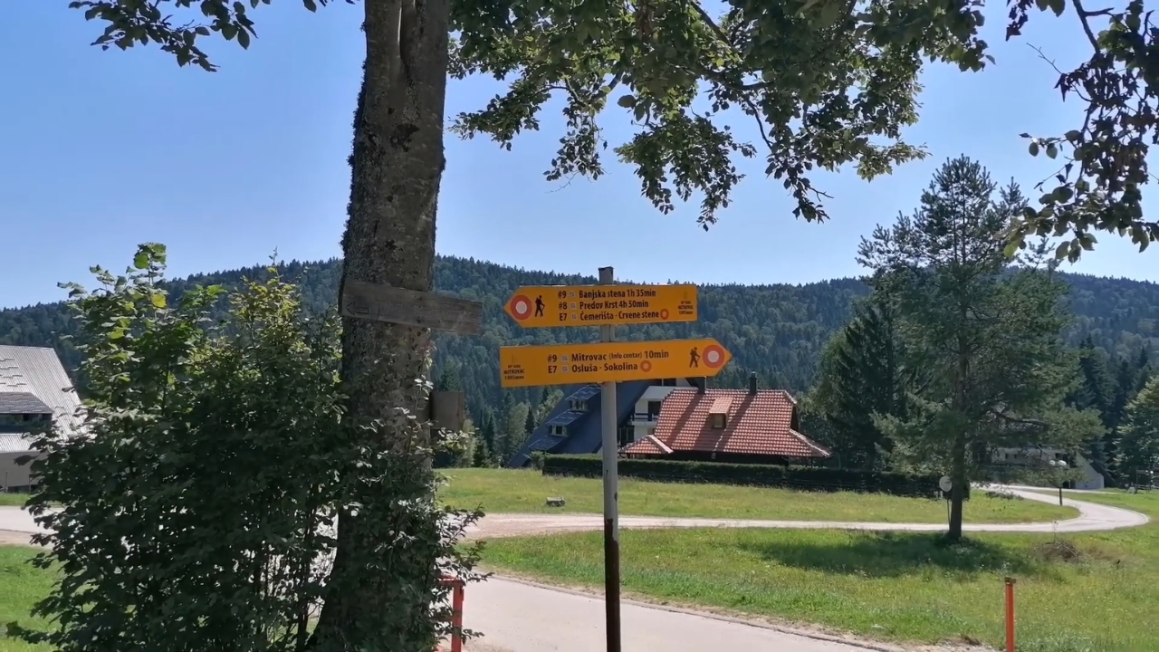Putokazi na Tari koji pokazuju pravac prema Banjskoj steni i Mitrovcu