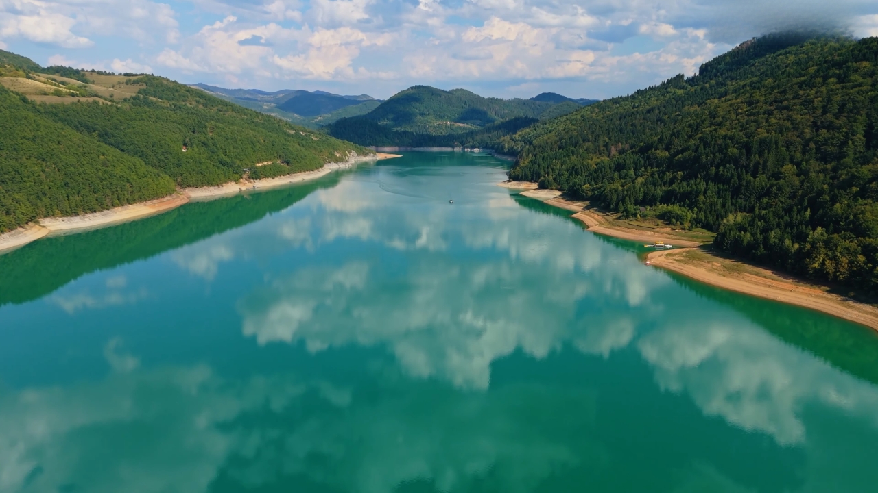 Pogled na mirnu vodu Uvca okruženu šumom i planinama