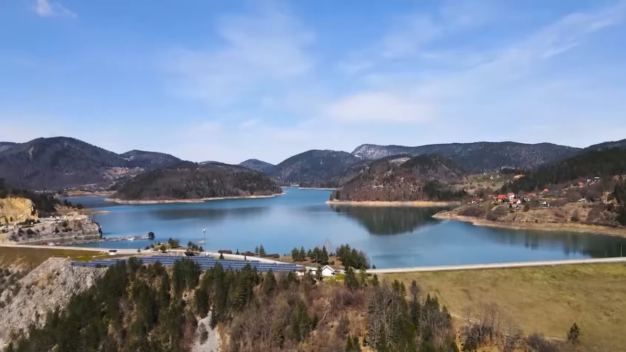 Pogled na jezero Zaovine i okolna brda 