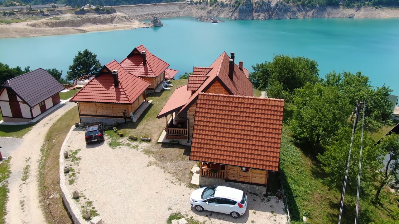 Brvnare i apartmani sa pogledom na jezero Zaovine tokom letnjeg dana
