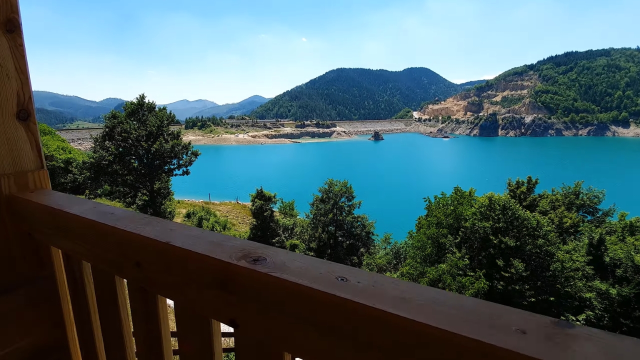 Pogled na jezero Zaovine sa terase brvnare na Tari