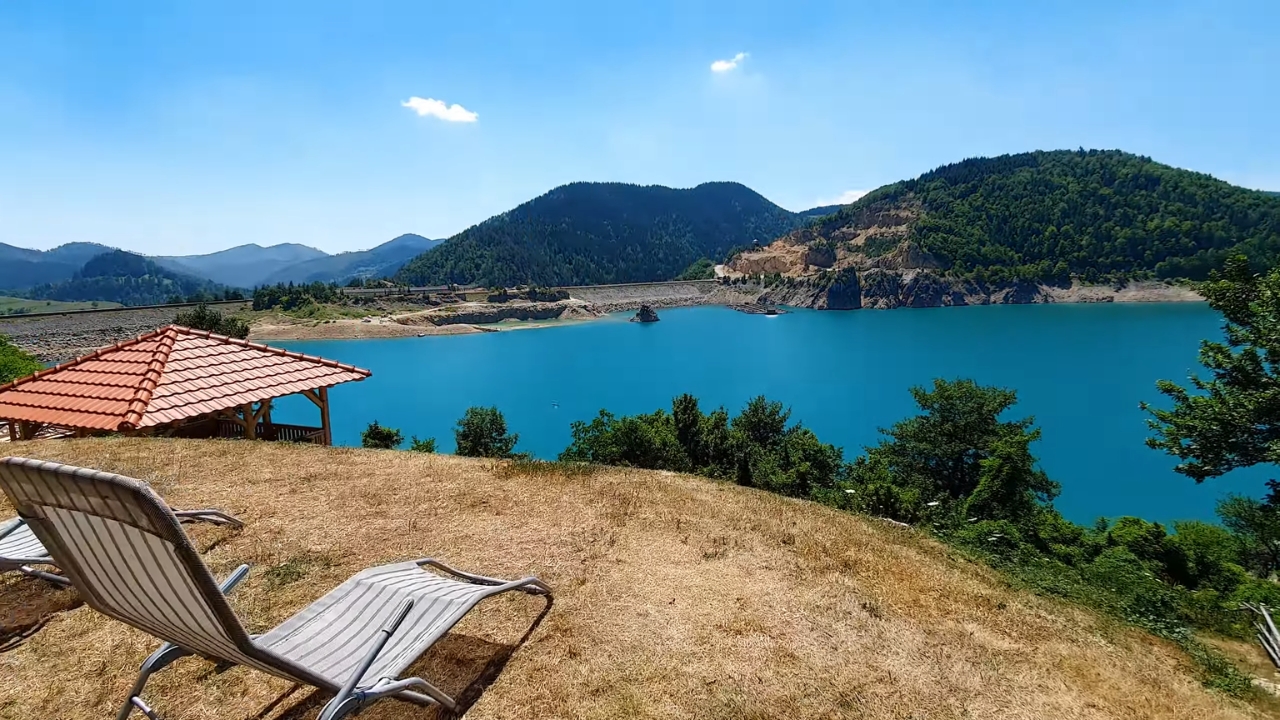 Pogled na jezero Zaovine sa mesta za odmor iznad obale