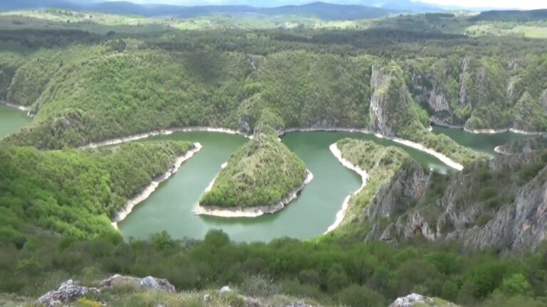 Pogled na meandre Uvca okružene liticama i zelenilom iznad kanjona